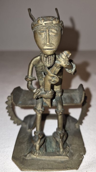 Estatueta Ashanti em bronze - chefe ou guerreiro no trono - Gana